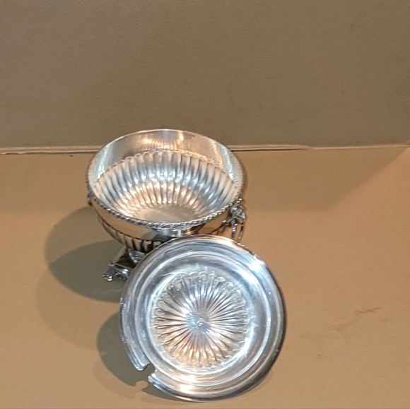 VINTAGE ENGLISH SILVER PLATED TUREEN 6X7" W/ LIONS HEAD HANDLES - Picture 6 of 13